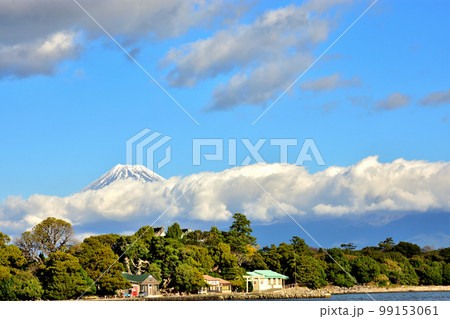 駿河湾と雲のかかった富士山 99153061