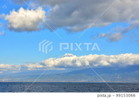駿河湾と雲のかかった富士山 駿河湾と雲のかかった富士山 99153066