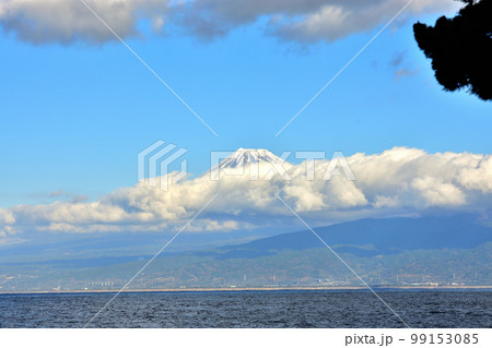 駿河湾と雲のかかった富士山 99153085