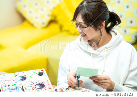 スクラップブックを作る女性 スクラップブックを作る女性 99153222