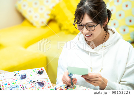 スクラップブックを作る女性 99153223