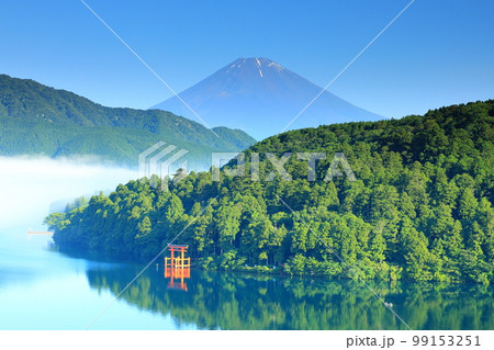 芦ノ湖の箱根神社鳥居と富士山の眺望 99153251