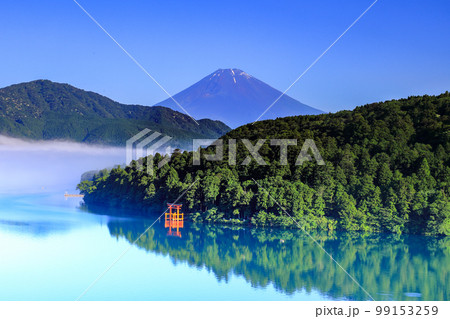 芦ノ湖の箱根神社鳥居と富士山の眺望 99153259