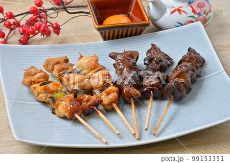 焼き鳥の盛り合わせ、ネギマ、砂肝、レバー、つくね、タレ、塩。焼鳥、やきとり、焼とり、ヤキトリ。 99153351