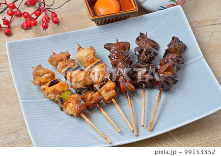 焼き鳥の盛り合わせ、ネギマ、砂肝、レバー、つくね、タレ、塩。焼鳥、やきとり、焼とり、ヤキトリ。 焼き鳥の盛り合わせ、ネギマ、砂肝、レバー、つくね、タレ、塩。焼鳥、やきとり、焼とり、ヤキトリ。 99153352