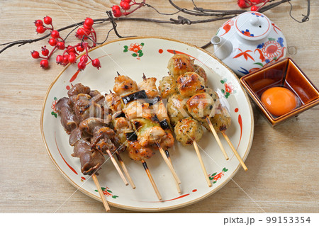 焼き鳥の盛り合わせ、ネギマ、砂肝、レバー、つくね、タレ、塩。焼鳥、やきとり、焼とり、ヤキトリ。 焼き鳥の盛り合わせ、ネギマ、砂肝、レバー、つくね、タレ、塩。焼鳥、やきとり、焼とり、ヤキトリ。 99153354