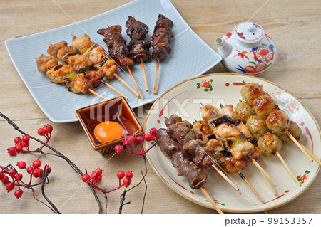 焼き鳥の盛り合わせ、ネギマ、砂肝、レバー、つくね、タレ、塩。焼鳥、やきとり、焼とり、ヤキトリ。 99153357