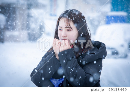 雪の中凍える女性　freezing 99153449