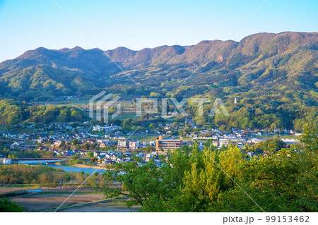 名胡桃城址からの眺め　旧月夜野町・三峰山方面　春の風景　群馬県みなかみ町 99153462
