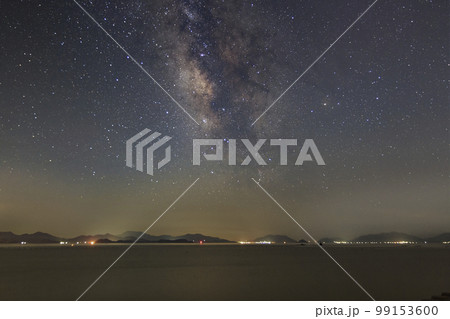 瀬戸内の夏の星景　しまなみに流れる天の川とさそり座 99153600