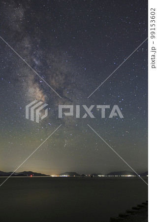 瀬戸内の夏の星景 しまなみに流れる天の川とさそり座 瀬戸内の夏の星景 しまなみに流れる天の川とさそり座 99153602