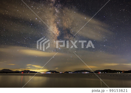 瀬戸内の夏の星景　しまなみに流れる天の川 99153621