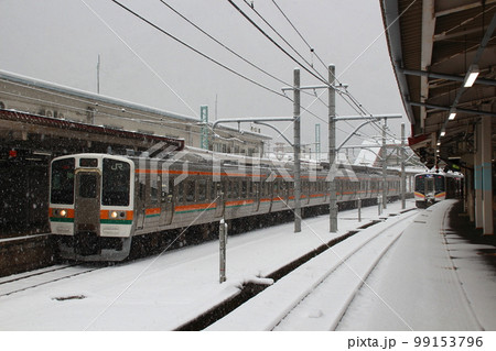 冬の水上駅と上越線211系・E129系 99153796