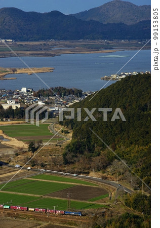 西の湖と安土城址を背景に走るEF210牽引の貨物列車 西の湖と安土城址を背景に走るEF210牽引の貨物列車 99153805