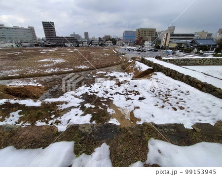 改修工事中の雪景色の米子城大手付近から周辺を望む 99153945