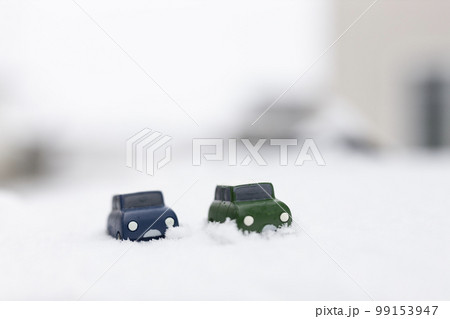 雪道を走る車 99153947