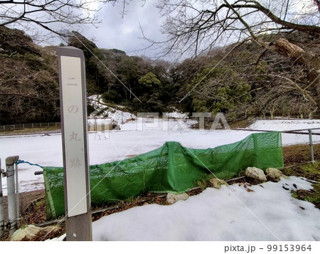 改修工事中の雪景色の米子城二の丸付近 99153964