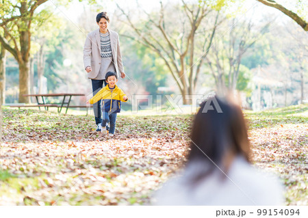 公園で遊ぶ家族 99154094