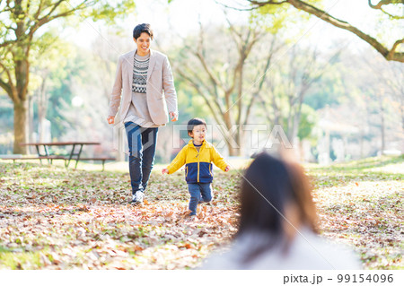 公園で遊ぶ家族 公園で遊ぶ家族 99154096