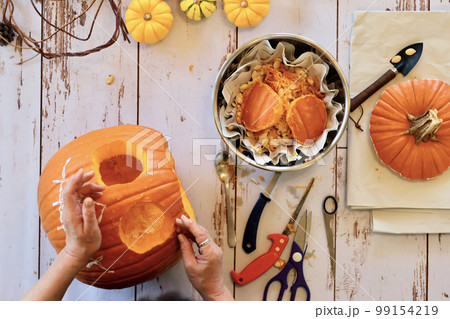 エプロン姿の女性が作るハロウィンのジャックオーランタン ハロウィンのランタンの作り方 エプロン姿の女性が作るハロウィンのジャックオーランタン ハロウィンのランタンの作り方 99154219