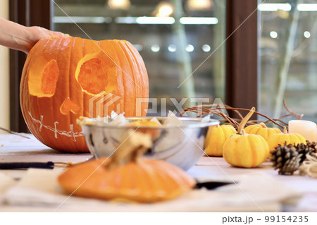 エプロン姿の女性が作るハロウィンのジャックオーランタン ハロウィンのランタンの作り方 エプロン姿の女性が作るハロウィンのジャックオーランタン ハロウィンのランタンの作り方 99154235