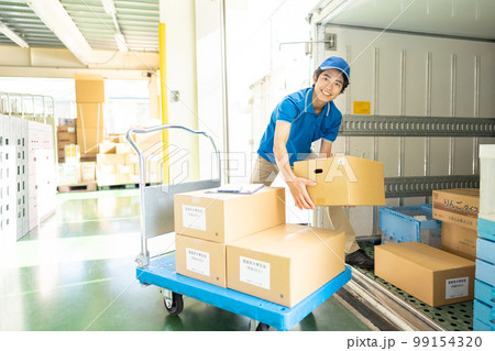 トラックに荷物を積み込むドライバーの男性 99154320