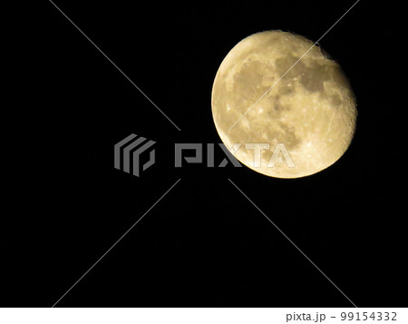 夜空に浮かぶ月 99154332