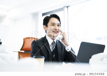 ビジネス 電話 通話 会話 笑顔 男性 ビジネス 電話 通話 会話 笑顔 男性 99154569