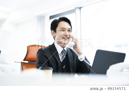 ビジネス 電話 通話 会話 笑顔 男性 ビジネス 電話 通話 会話 笑顔 男性 99154571