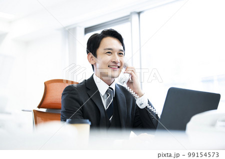 ビジネス　電話　通話　会話　笑顔　男性 99154573