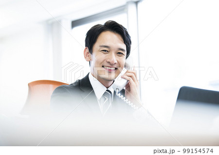 ビジネス 電話 通話 会話 笑顔 男性 カメラ目線 ビジネス 電話 通話 会話 笑顔 男性 カメラ目線 99154574