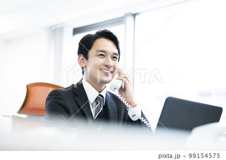 ビジネス 電話 通話 会話 笑顔 男性 ビジネス 電話 通話 会話 笑顔 男性 99154575
