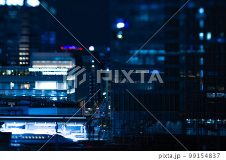 東京駅と電車の夜景【ミニチュア風写真】 99154837