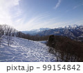 青空の下、新雪を滑った跡が映える 99154842