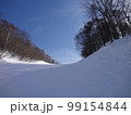 快晴の空と圧雪されたバーン 99154844