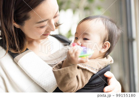赤ちゃんとお母さん　子育て 99155180