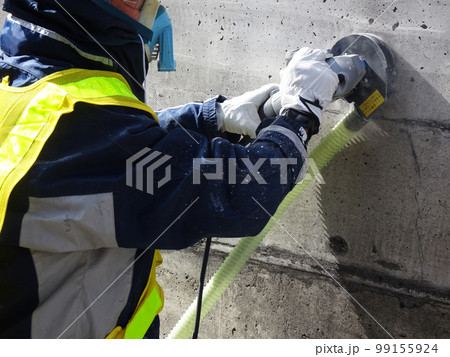 集塵サンダーによるコンクリートの素地調整作業 集塵サンダーによるコンクリートの素地調整作業 99155924