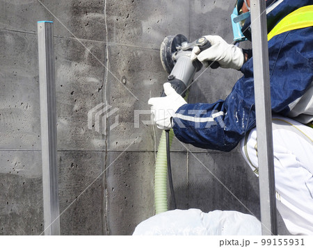 集塵サンダーによるコンクリートの素地調整作業 99155931