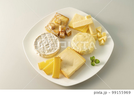 新鮮で美味しいチーズの盛り合わせ 99155969