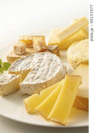 新鮮で美味しいチーズの盛り合わせ 99155977