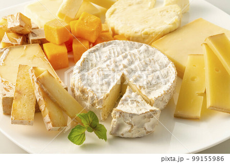 新鮮で美味しいチーズの盛り合わせ 99155986