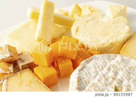 新鮮で美味しいチーズの盛り合わせ 99155987