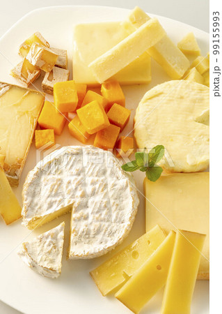 新鮮で美味しいチーズの盛り合わせ 99155993