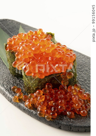 新鮮なイクラの軍艦巻　いくら軍艦 99156045