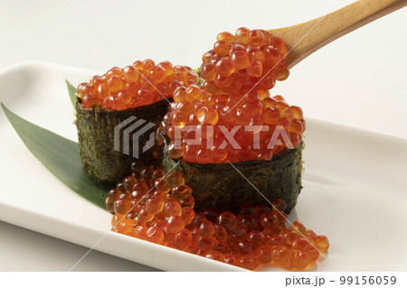 新鮮なイクラの軍艦巻 いくら軍艦 新鮮なイクラの軍艦巻 いくら軍艦 99156059