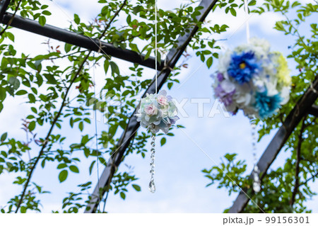 青空に映えるフラワーアレンジメントの飾り 99156301