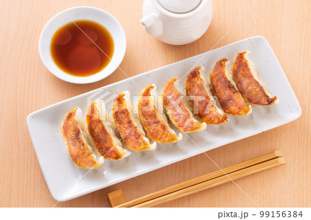 焼餃子を食べる 焼餃子を食べる 99156384