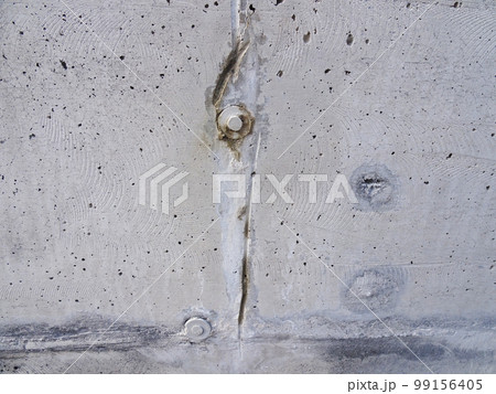 コンクリート擁壁のクラック補修(Vカット施工状況)※クラックから漏水による滲み 99156405