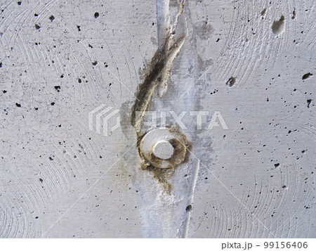 コンクリート擁壁のクラック補修(Vカット施工状況)※クラックから漏水による滲み 99156406