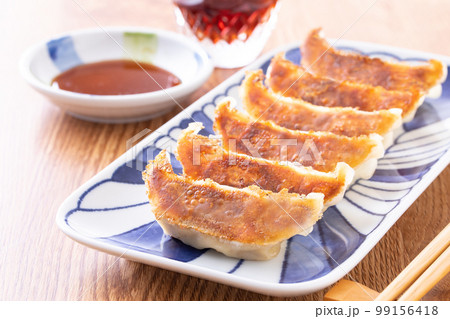 焼餃子を食べる 99156418